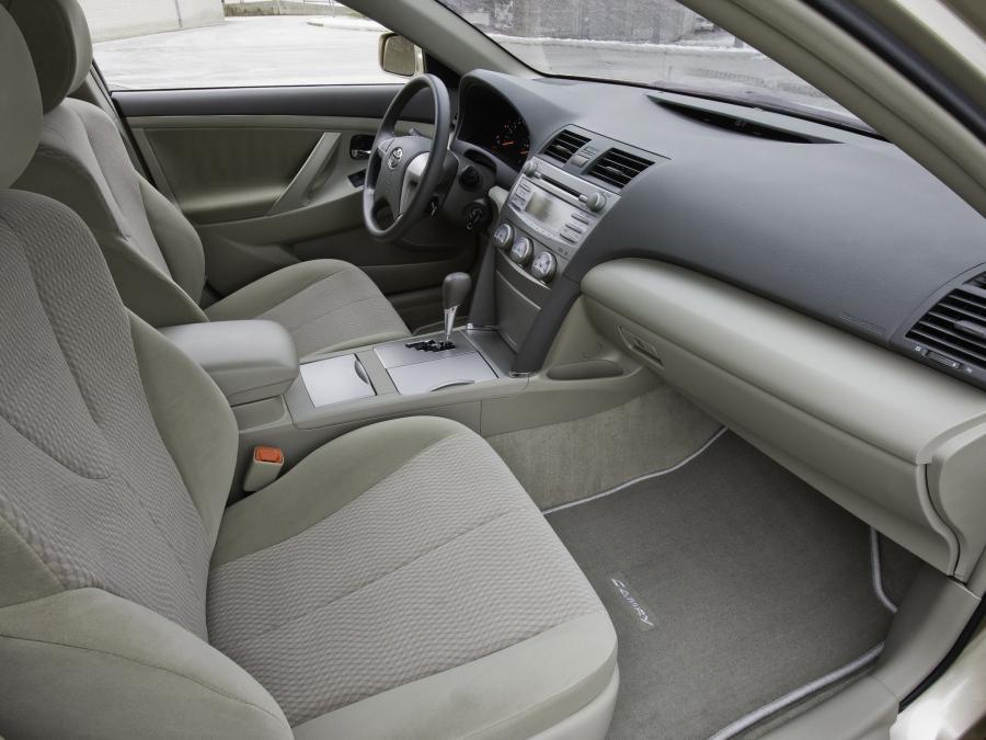 Интерьер Toyota Camry LE 2009 года  (NA) (фото 12 из 20)